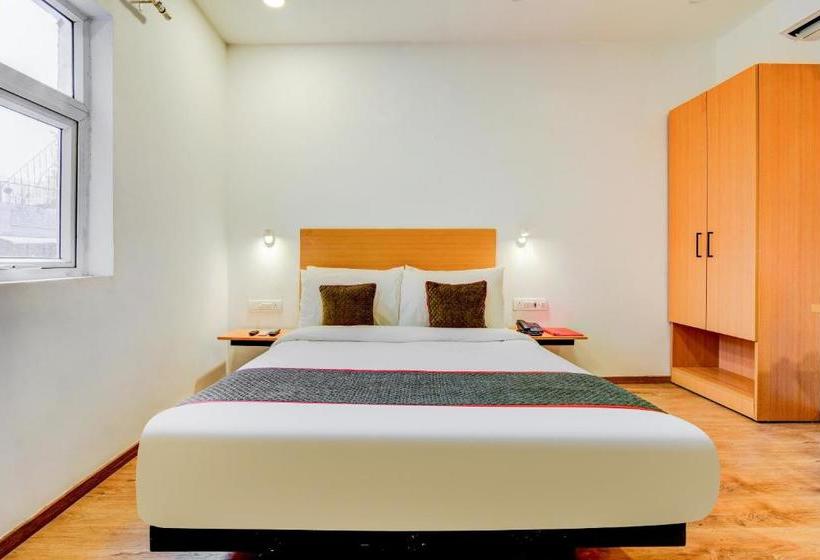 Отель Vaccinated Staff Oyo Town House 402  Santosh Palace