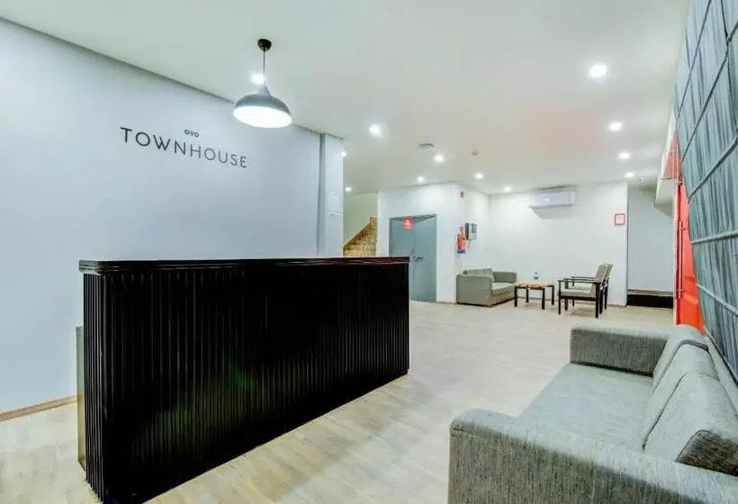 ホテル Vaccinated Staff Oyo Town House 402  Santosh Palace