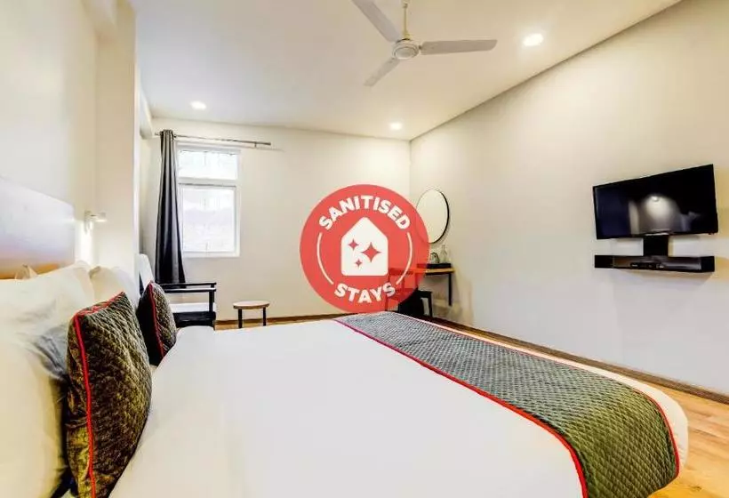 ホテル Vaccinated Staff Oyo Town House 402  Santosh Palace