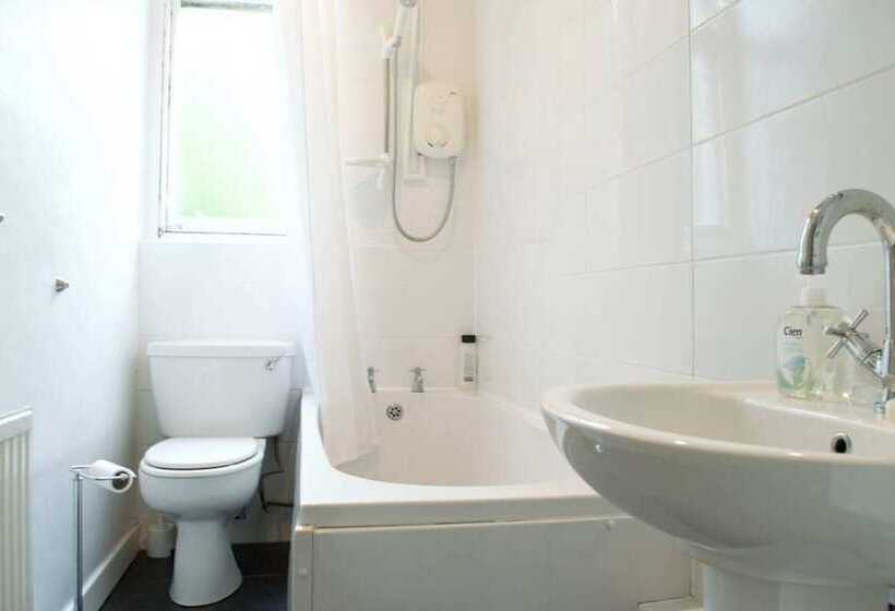 Beautiful Traditional 3 Bedroom Apartment In Edinburgh