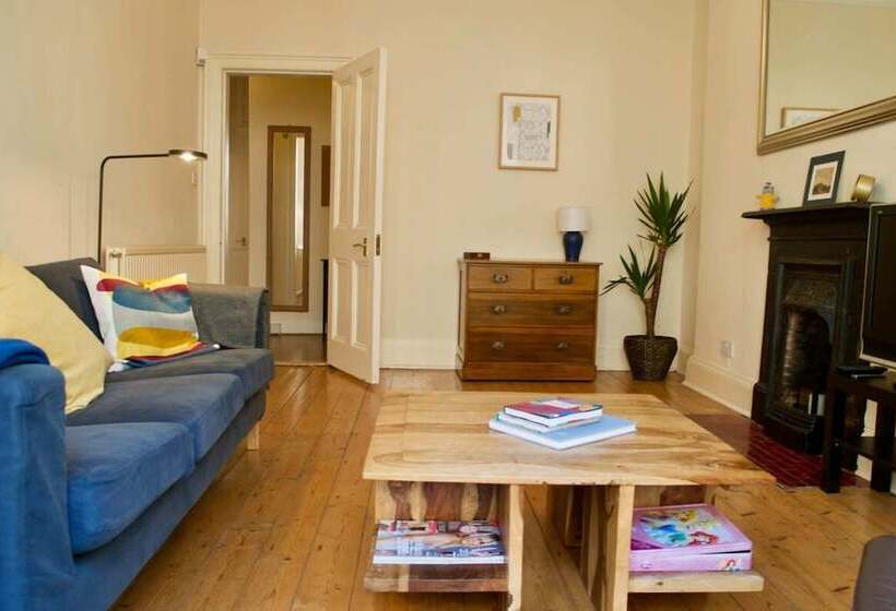 Beautiful Traditional 3 Bedroom Apartment In Edinburgh