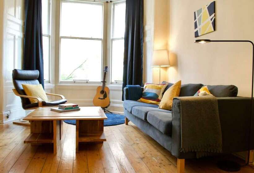 Beautiful Traditional 3 Bedroom Apartment In Edinburgh