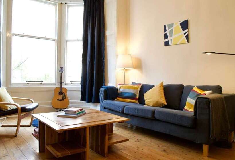 Beautiful Traditional 3 Bedroom Apartment In Edinburgh