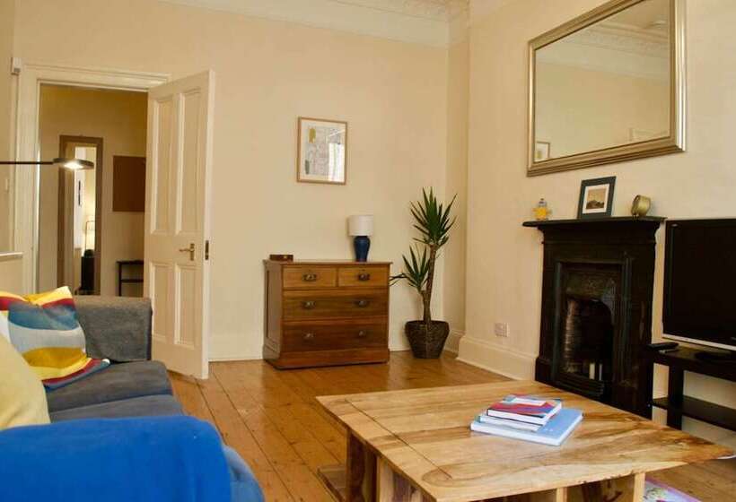 Beautiful Traditional 3 Bedroom Apartment In Edinburgh