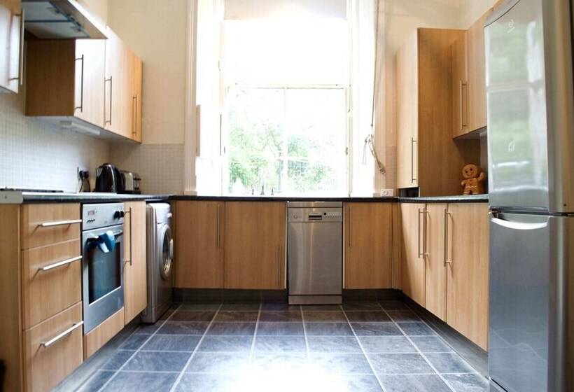 Beautiful Traditional 3 Bedroom Apartment In Edinburgh