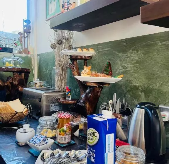 J Leaf Hotel By Blue Bird