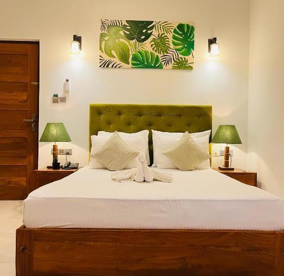 J Leaf Hotel By Blue Bird