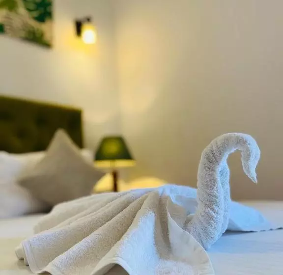 J Leaf Hotel By Blue Bird