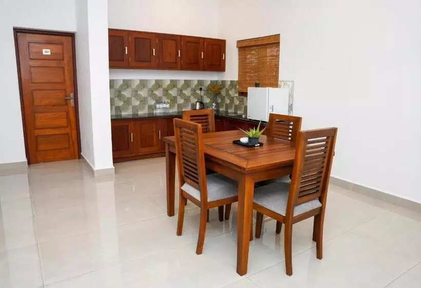 J Leaf Hotel By Blue Bird