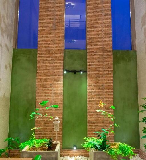 J Leaf Hotel By Blue Bird