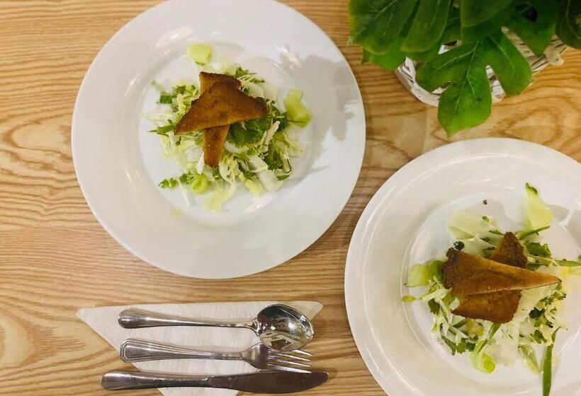 J Leaf Hotel By Blue Bird