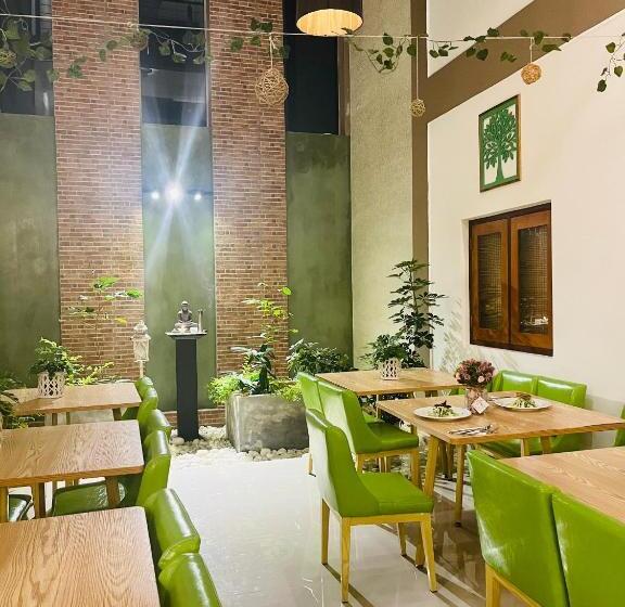 J Leaf Hotel By Blue Bird