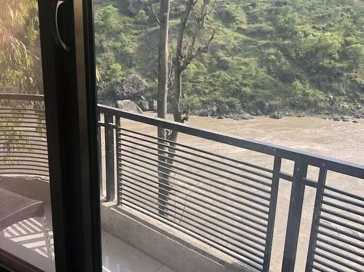 هتل La Orilla Muzaffarabad