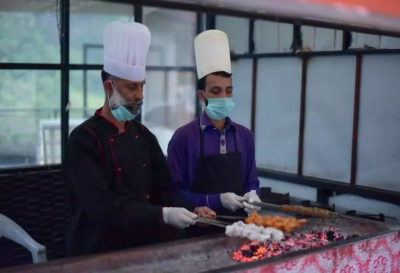 هتل La Orilla Muzaffarabad