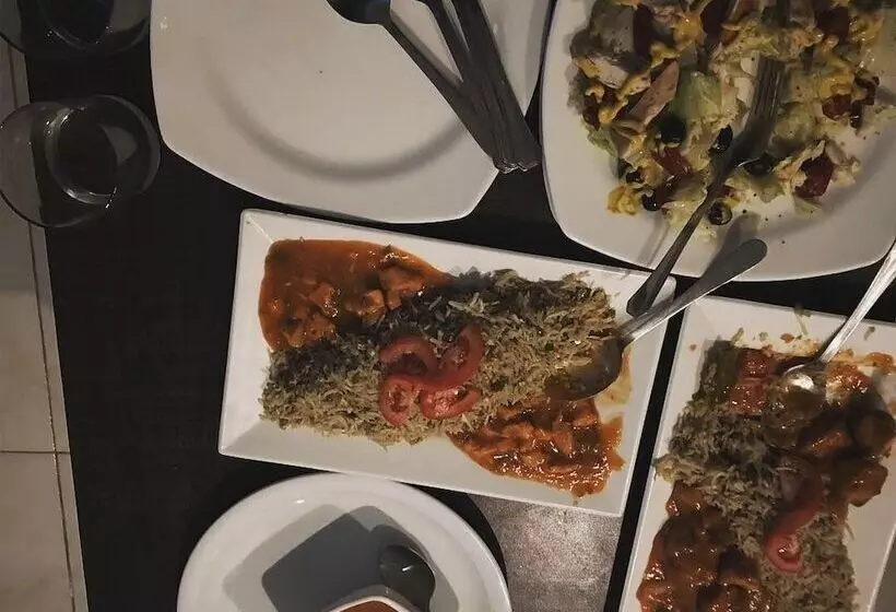 هتل La Orilla Muzaffarabad