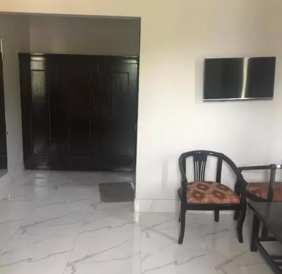 هتل La Orilla Muzaffarabad