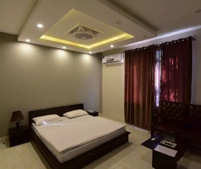 هتل La Orilla Muzaffarabad