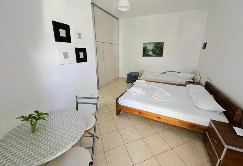پانسیون Garden Holiday Studios