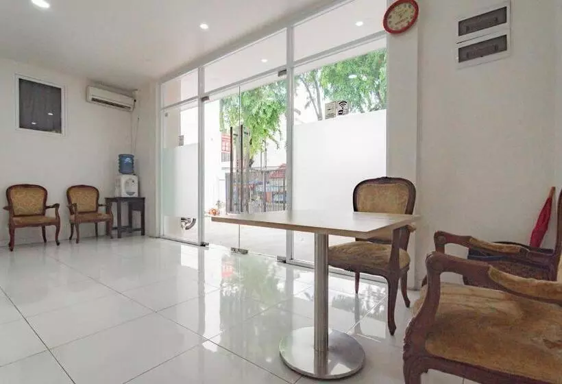 ホテル Reddoorz Near Prujakan Station Cirebon