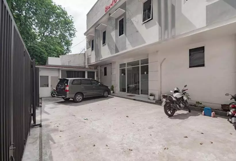 ホテル Reddoorz Near Prujakan Station Cirebon