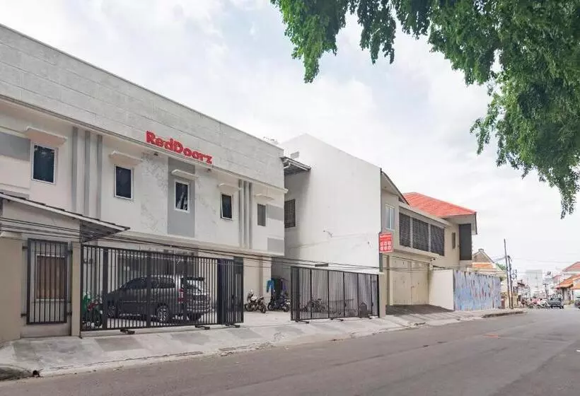 ホテル Reddoorz Near Prujakan Station Cirebon
