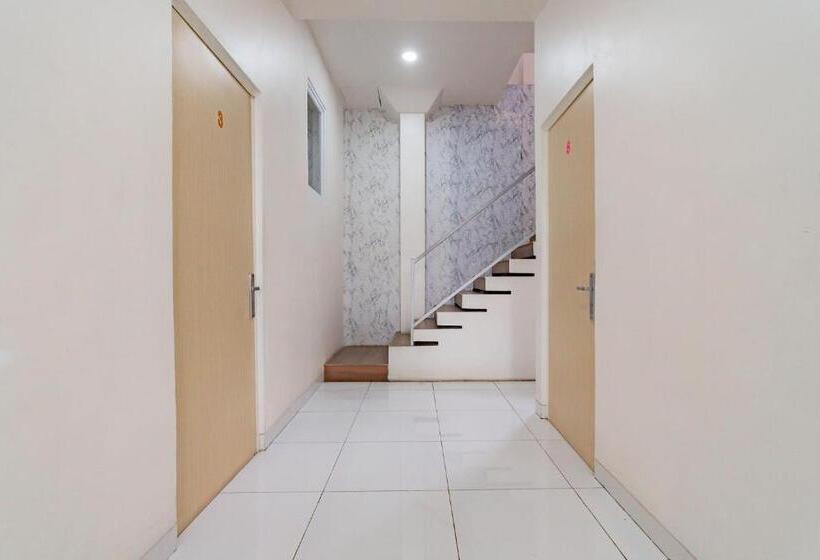 Otel Reddoorz Near Prujakan Station Cirebon