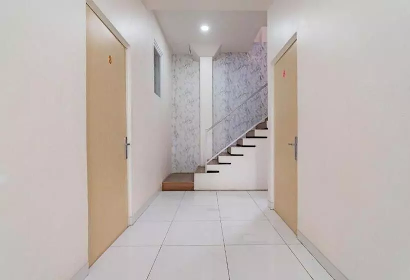 ホテル Reddoorz Near Prujakan Station Cirebon