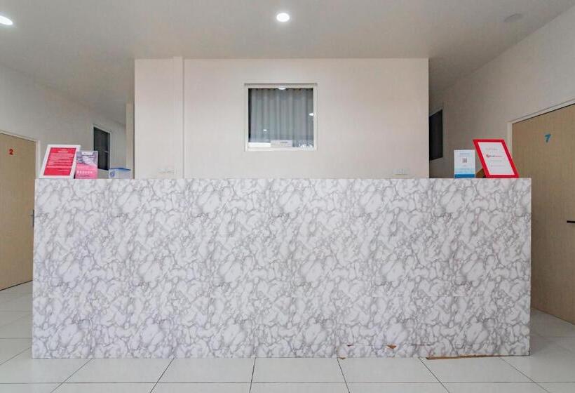 Otel Reddoorz Near Prujakan Station Cirebon