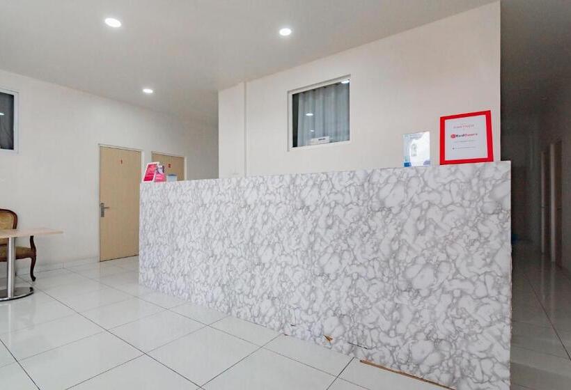 Otel Reddoorz Near Prujakan Station Cirebon
