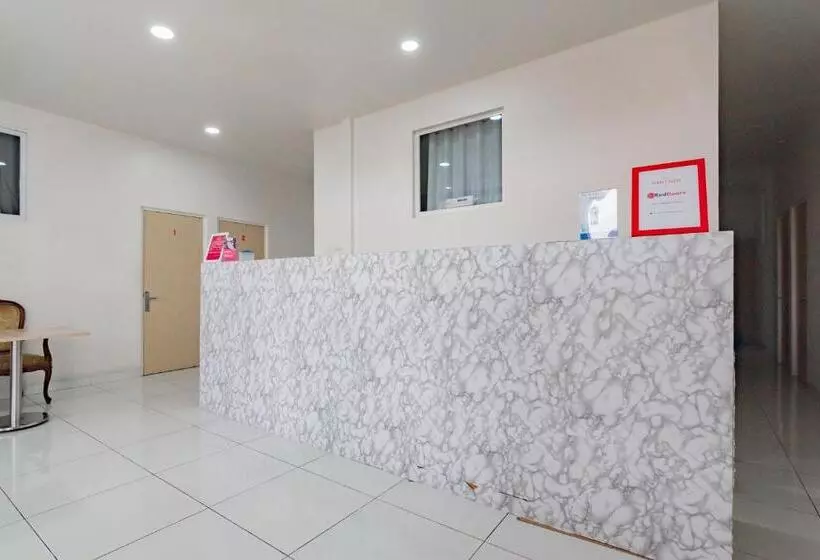 ホテル Reddoorz Near Prujakan Station Cirebon