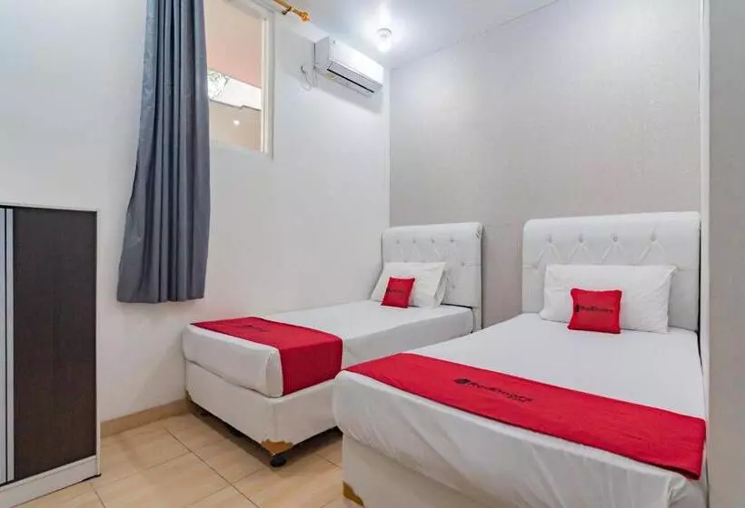 ホテル Reddoorz Near Prujakan Station Cirebon