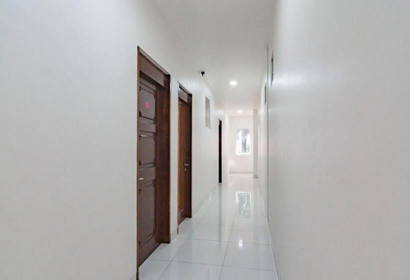 Otel Reddoorz Near Prujakan Station Cirebon