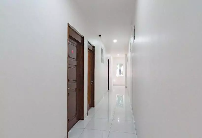 ホテル Reddoorz Near Prujakan Station Cirebon