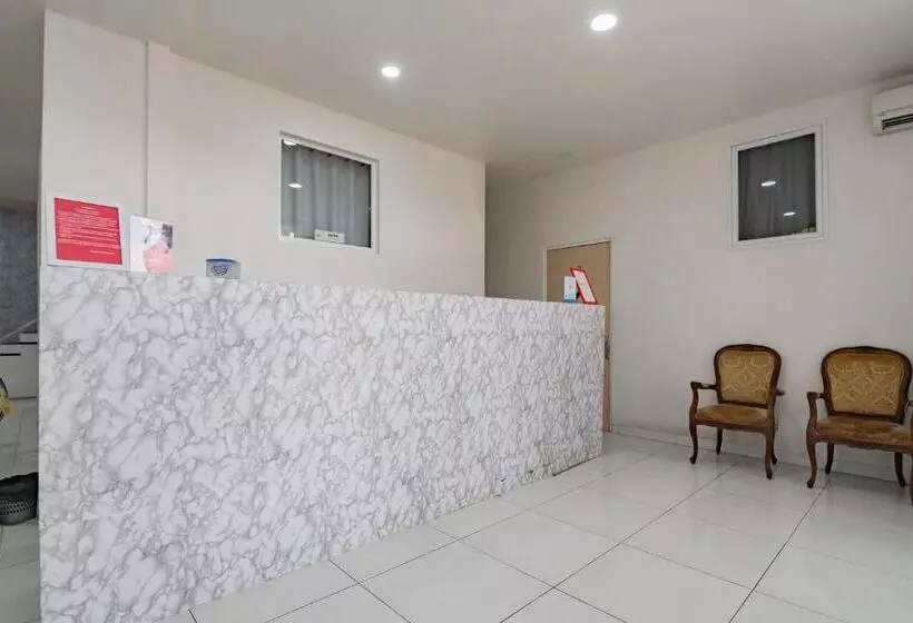 ホテル Reddoorz Near Prujakan Station Cirebon