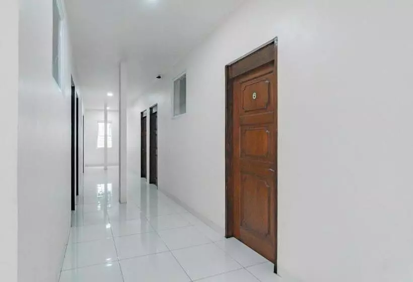 ホテル Reddoorz Near Prujakan Station Cirebon