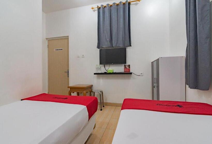 Otel Reddoorz Near Prujakan Station Cirebon