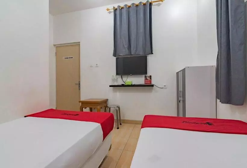 ホテル Reddoorz Near Prujakan Station Cirebon