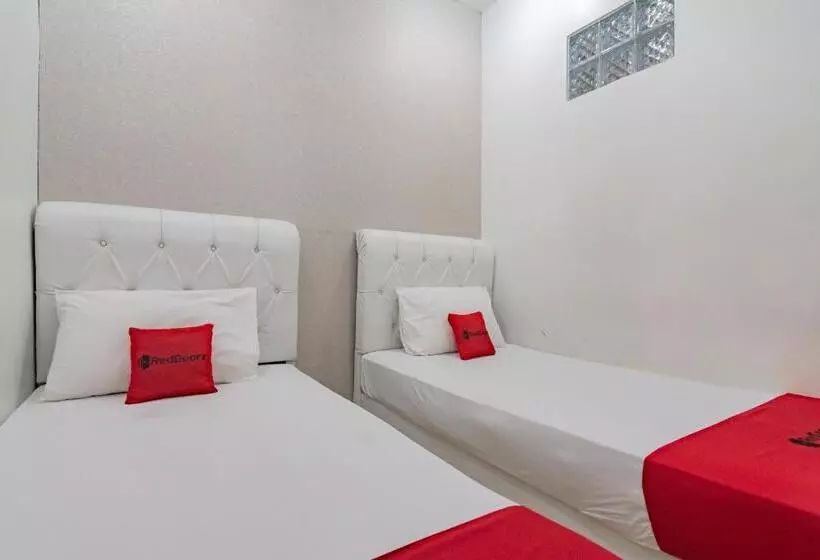 ホテル Reddoorz Near Prujakan Station Cirebon
