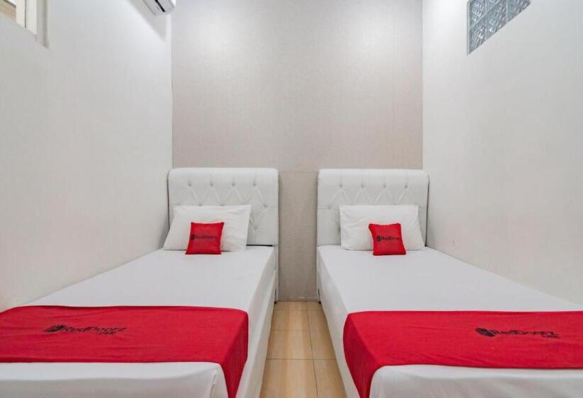 Otel Reddoorz Near Prujakan Station Cirebon