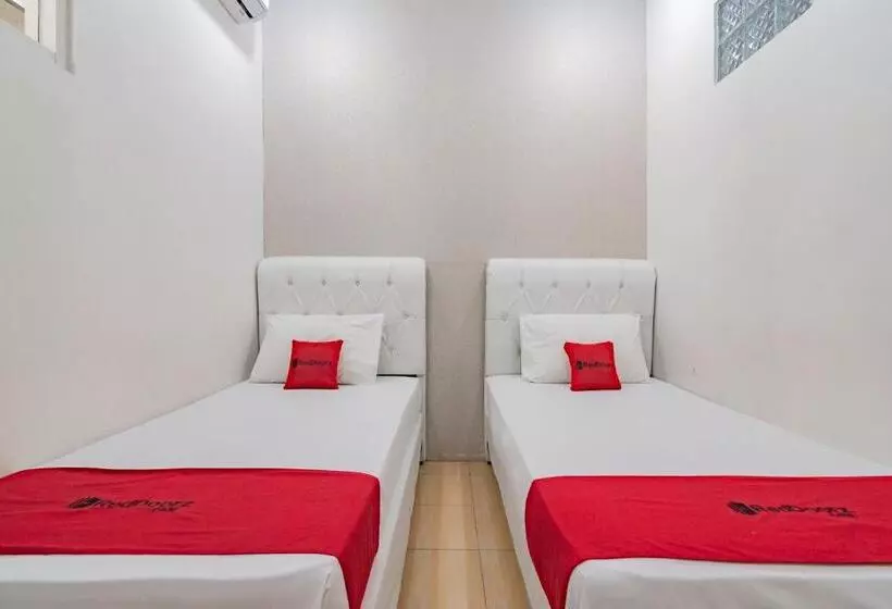 ホテル Reddoorz Near Prujakan Station Cirebon