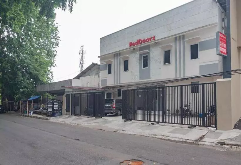 ホテル Reddoorz Near Prujakan Station Cirebon