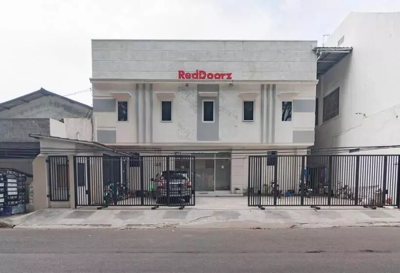 ホテル Reddoorz Near Prujakan Station Cirebon