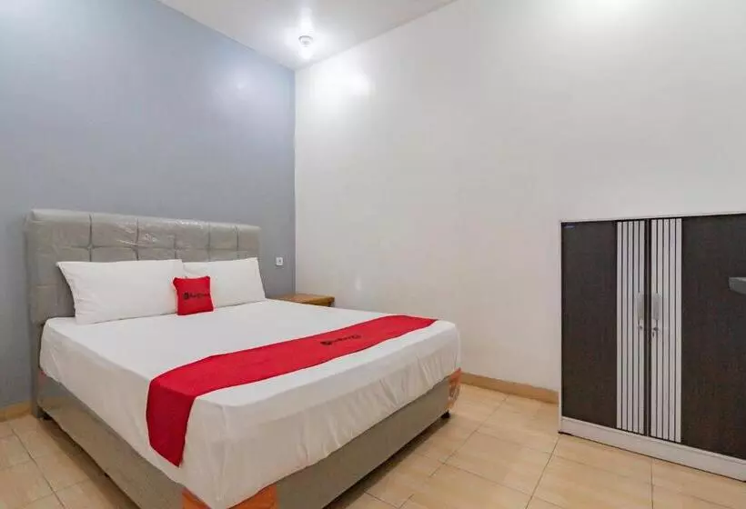 ホテル Reddoorz Near Prujakan Station Cirebon