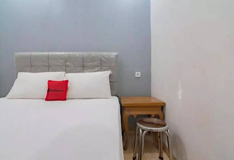 ホテル Reddoorz Near Prujakan Station Cirebon