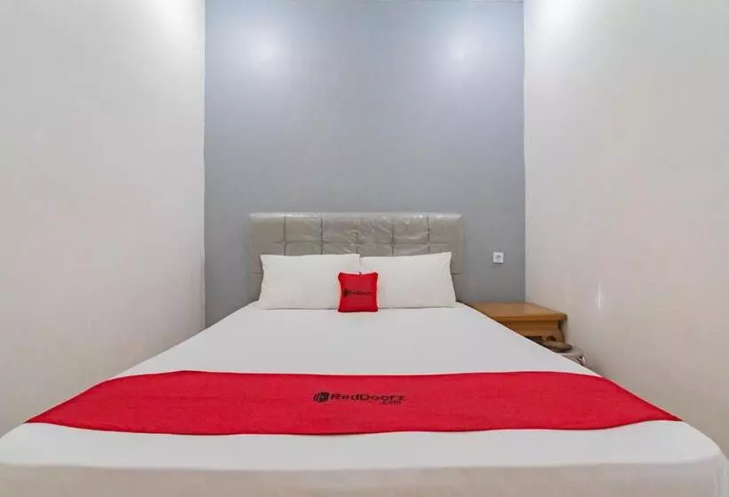 ホテル Reddoorz Near Prujakan Station Cirebon
