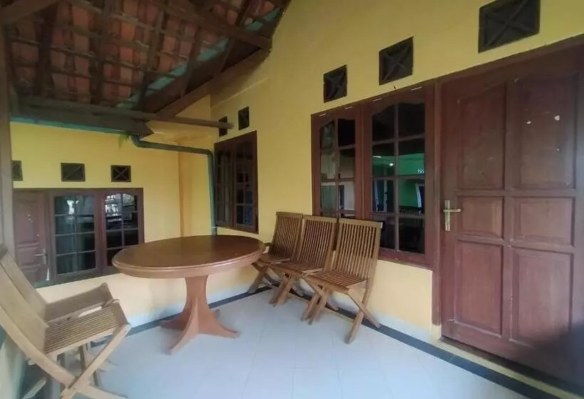هتل Villa Batu Tua Puncak Mitra Reddoorz