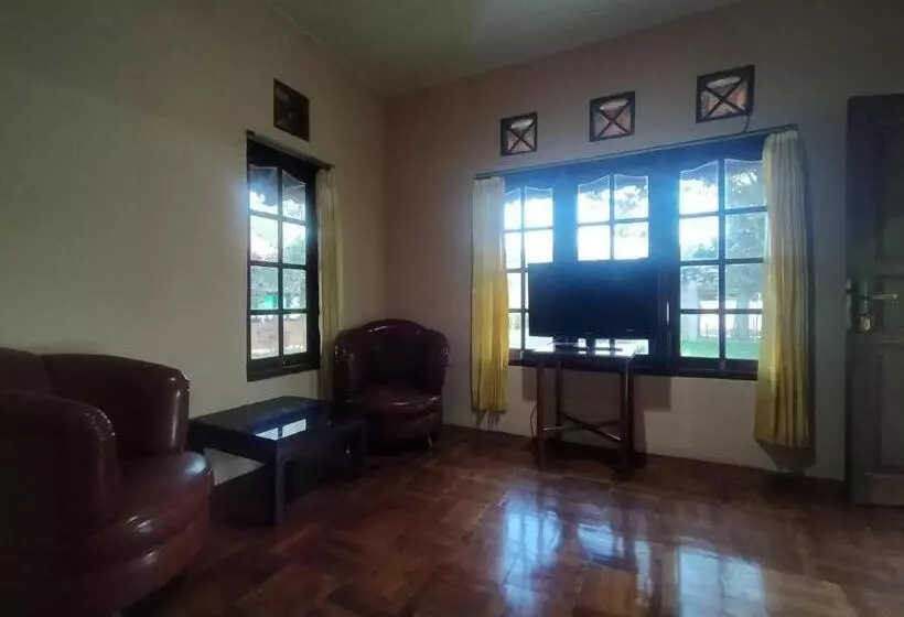 هتل Villa Batu Tua Puncak Mitra Reddoorz