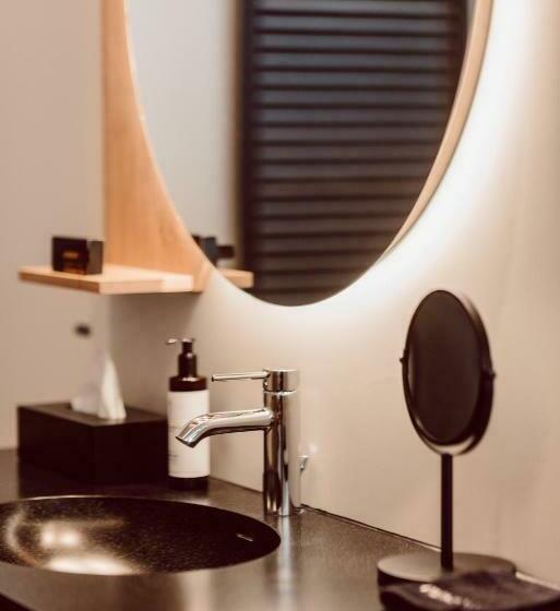 Joann Suites & Apart