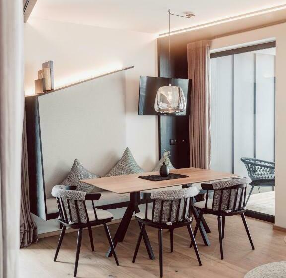 Joann Suites & Apart