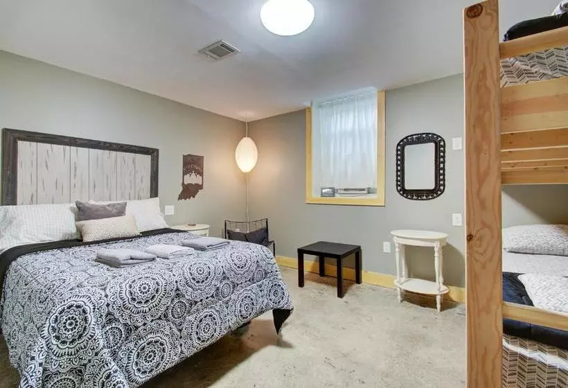 Отель Indy Hostel